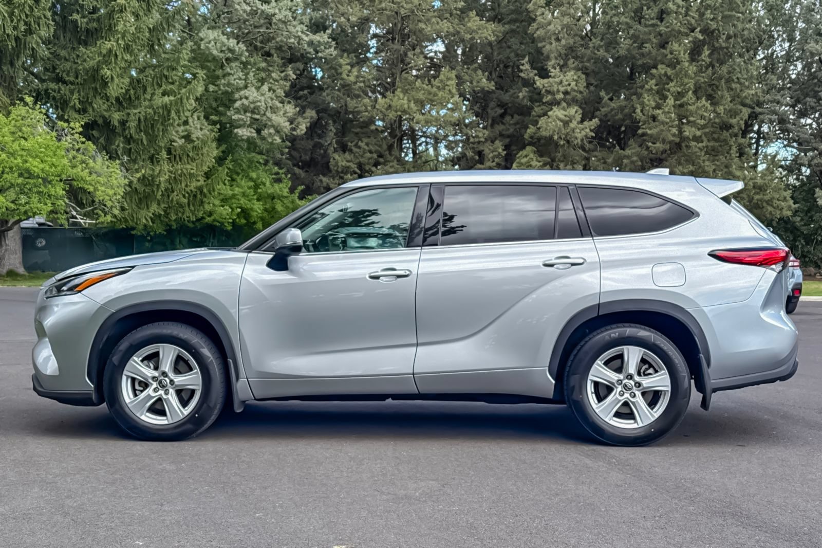 Used 2021 Toyota Highlander LE AWD/4WD image 8