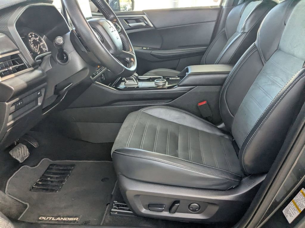 Used 2025 Mitsubishi Outlander SE image 11