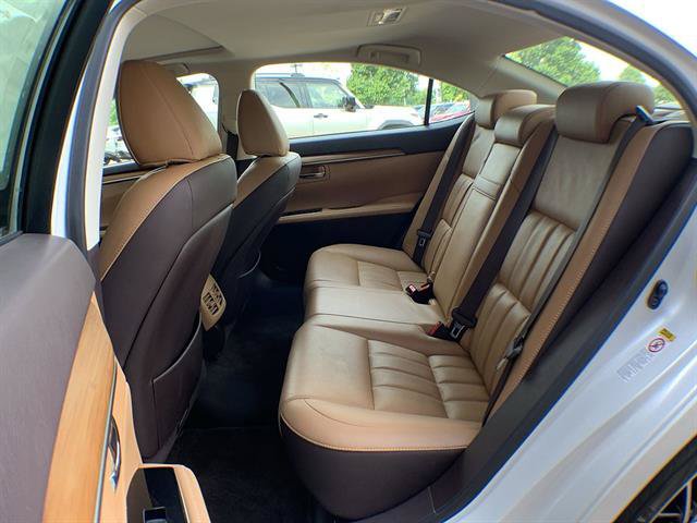 Used 2016 Lexus ES 350 w/ Luxury Package w/Wood Trim FWD image 15