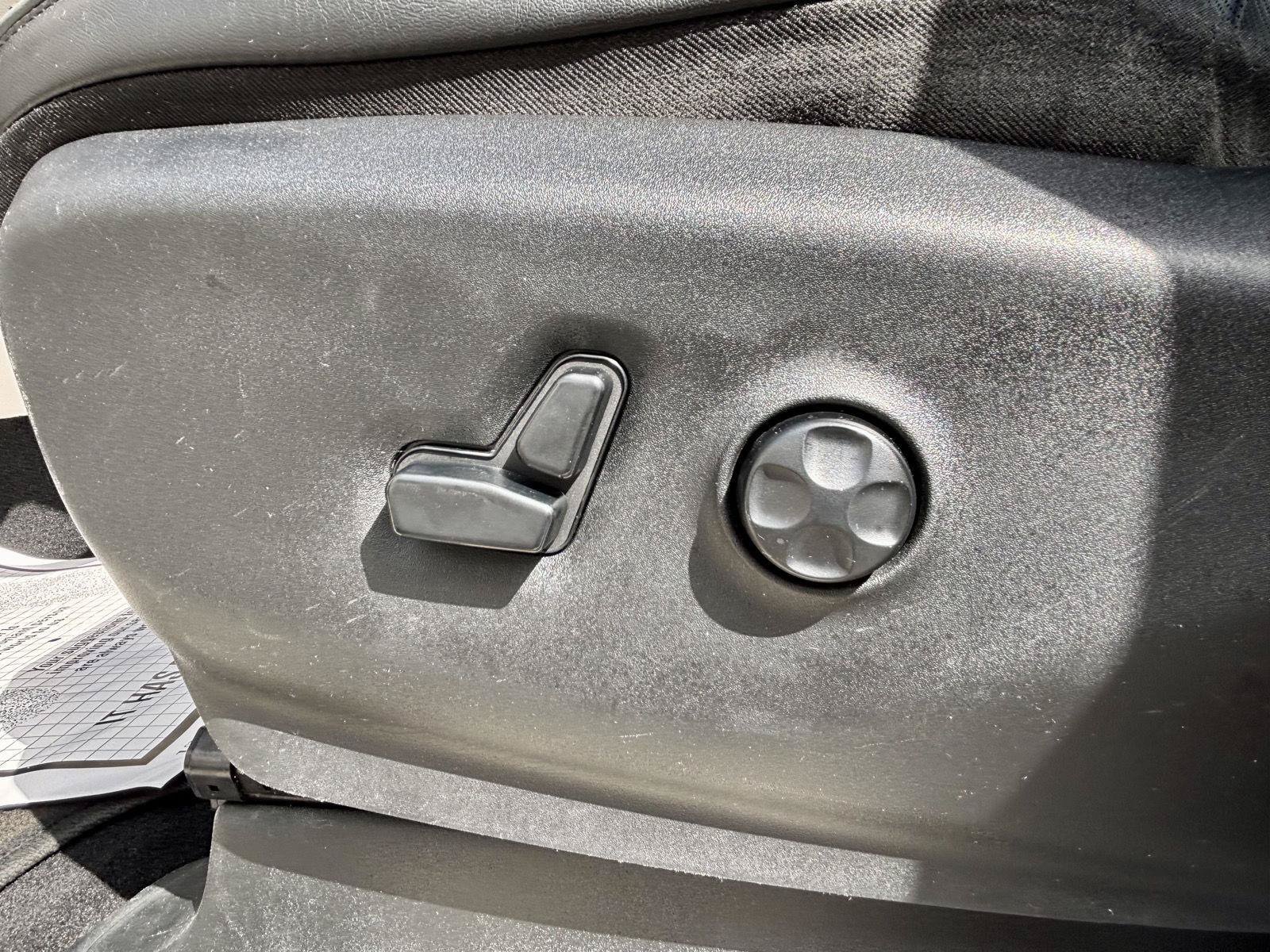 Used 2018 Chrysler Pacifica Limited FWD image 25