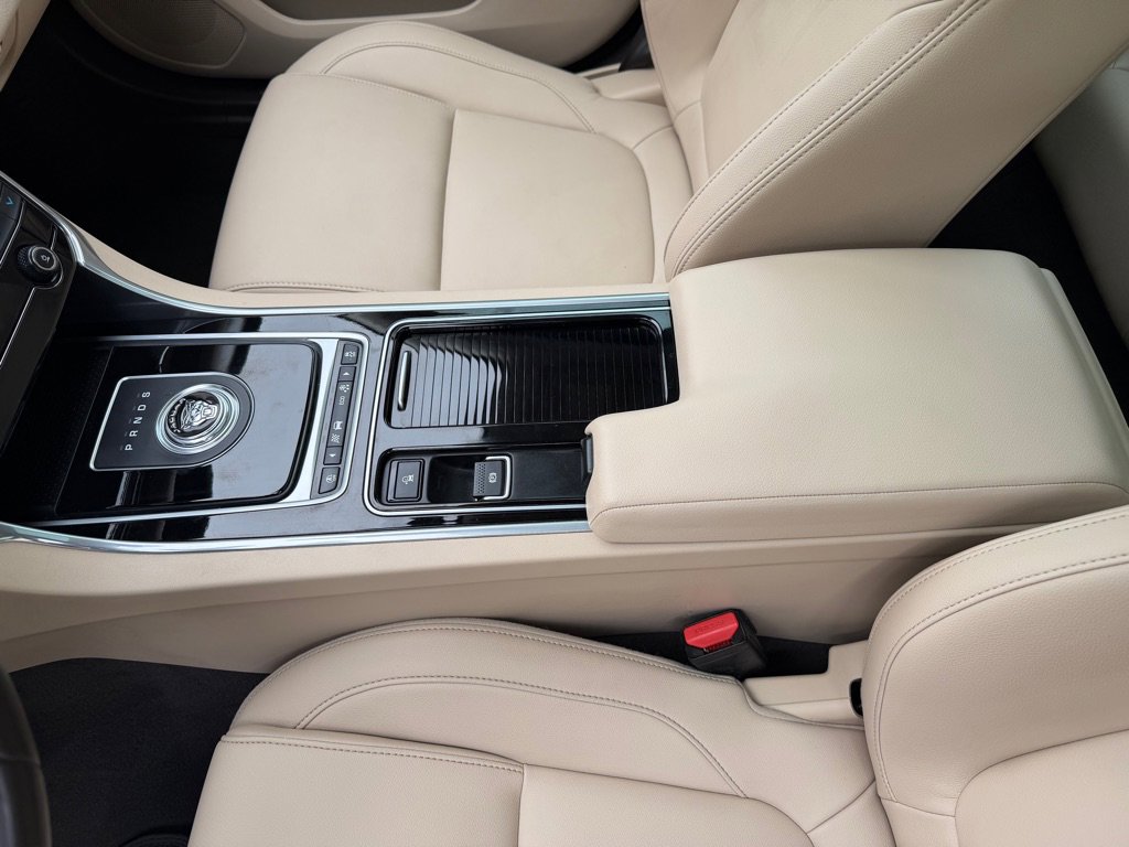 Used 2018 Jaguar XF Premium AWD/4WD image 13