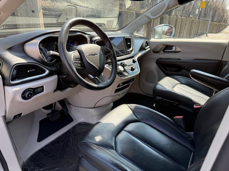 Used 2020 Chrysler Pacifica Touring-L FWD image 21