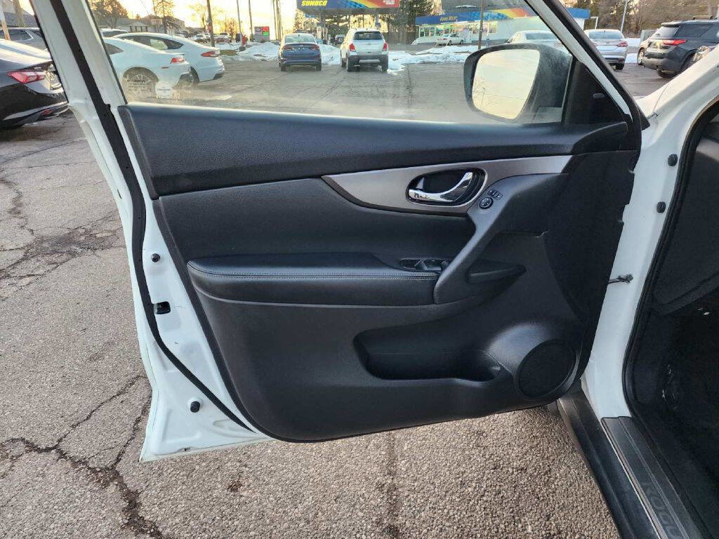 Used 2016 Nissan Rogue SV w/ SV Premium Package image 16