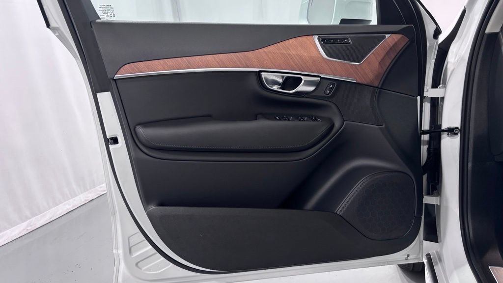 Certified 2025 Volvo XC90 T8 Plus w/ Protection Package Premier AWD/4WD image 16