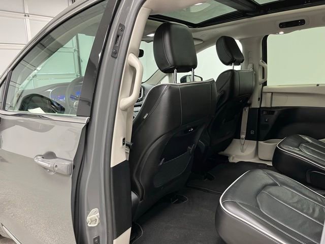 Used 2023 Chrysler Pacifica Limited FWD image 45