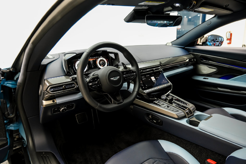 Used 2025 Aston Martin Vanquish RWD image 5