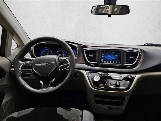 Used 2018 Chrysler Pacifica LX FWD image 15