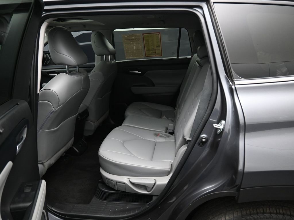Used 2023 Toyota Highlander XLE image 29