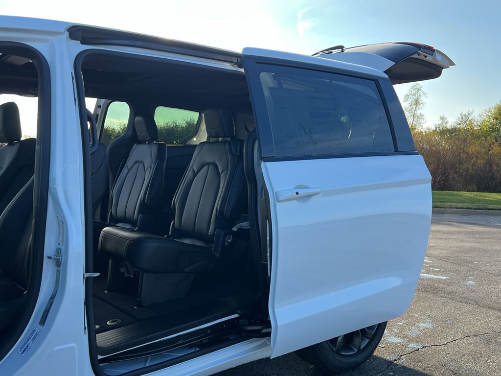 New 2026 Chrysler Pacifica Select image 33