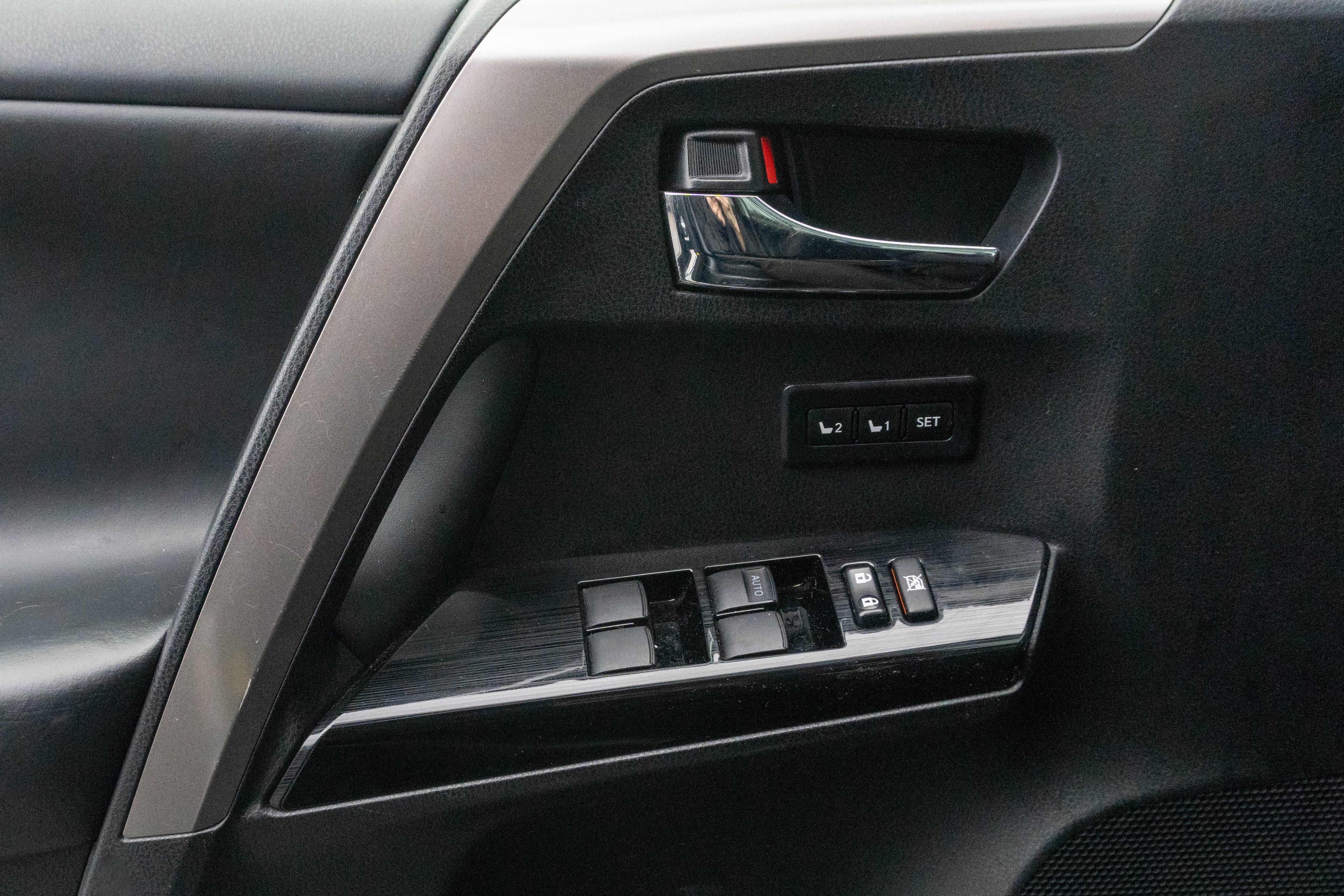 Used 2018 Toyota RAV4 Limited image 16