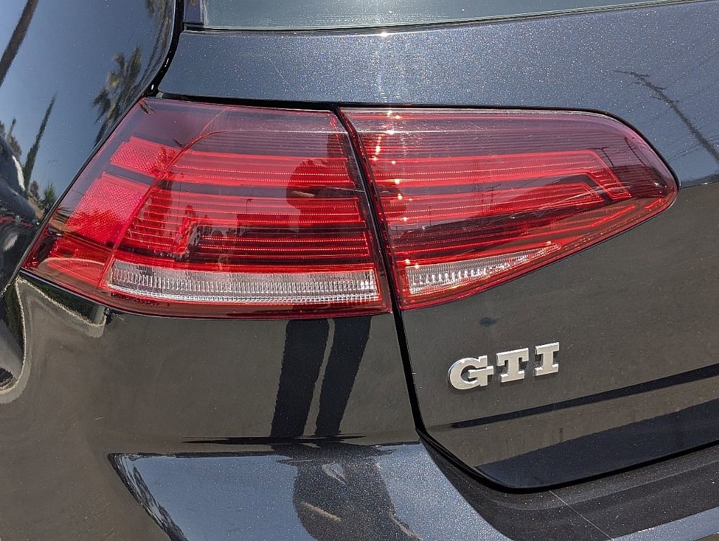 Used 2018 Volkswagen GTI SE FWD image 12