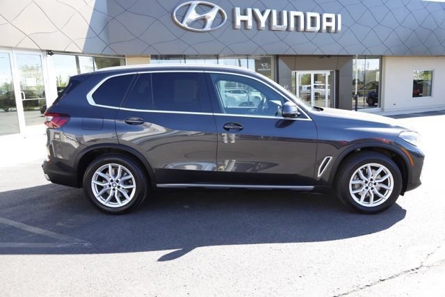Used 2021 BMW X5 xDrive40i w/ Convenience Package AWD/4WD image 2