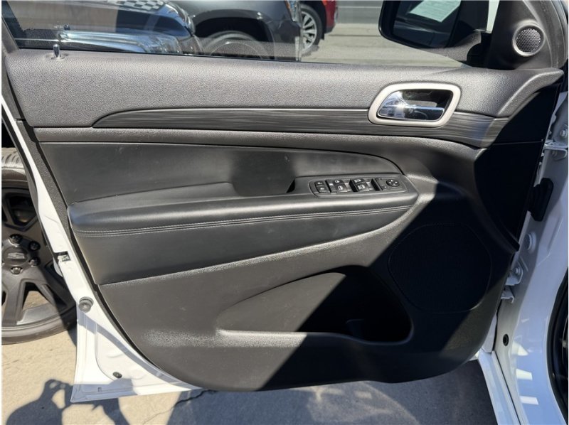 Used 2020 Jeep Grand Cherokee Altitude AWD/4WD image 16