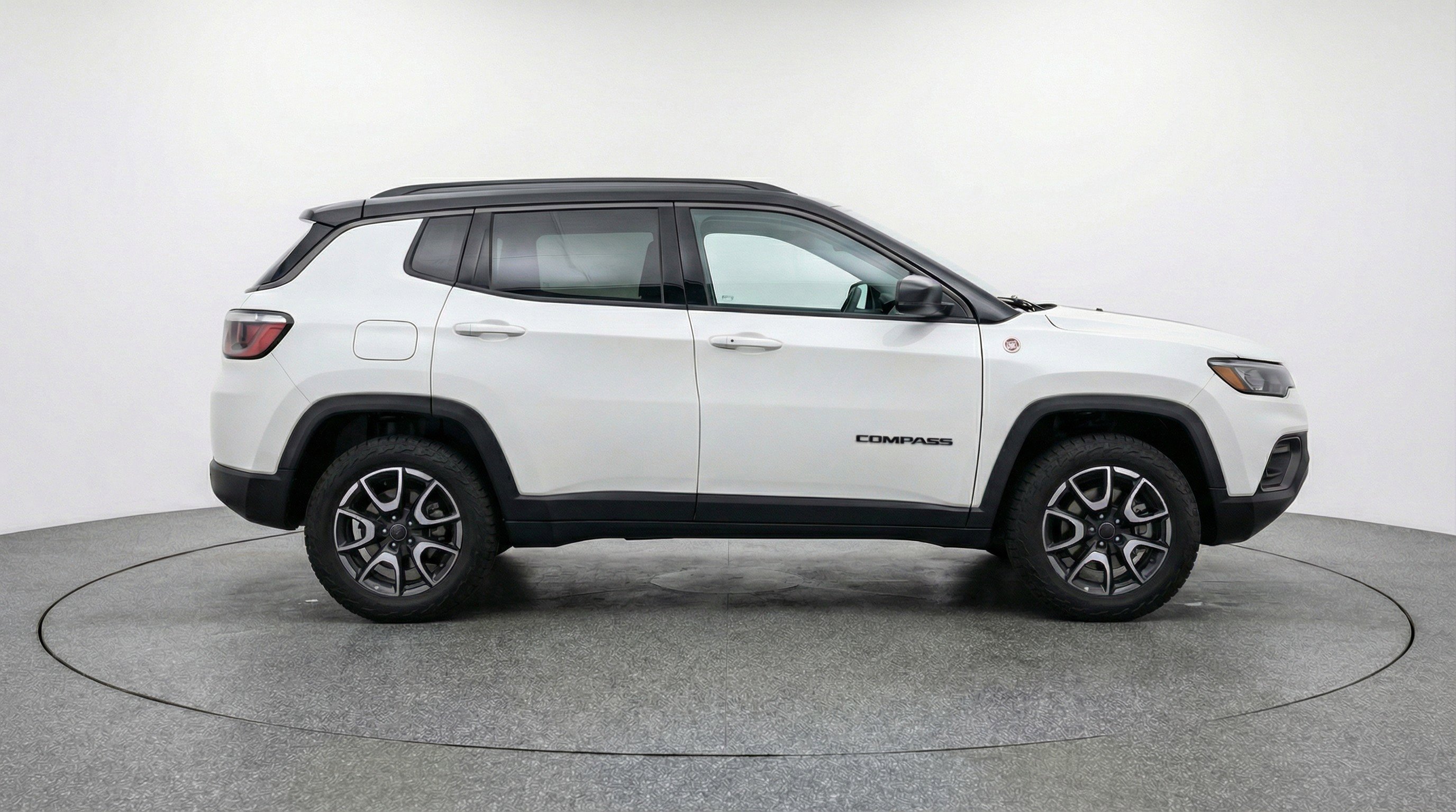 Used 2025 Jeep Compass Trailhawk AWD/4WD image 11