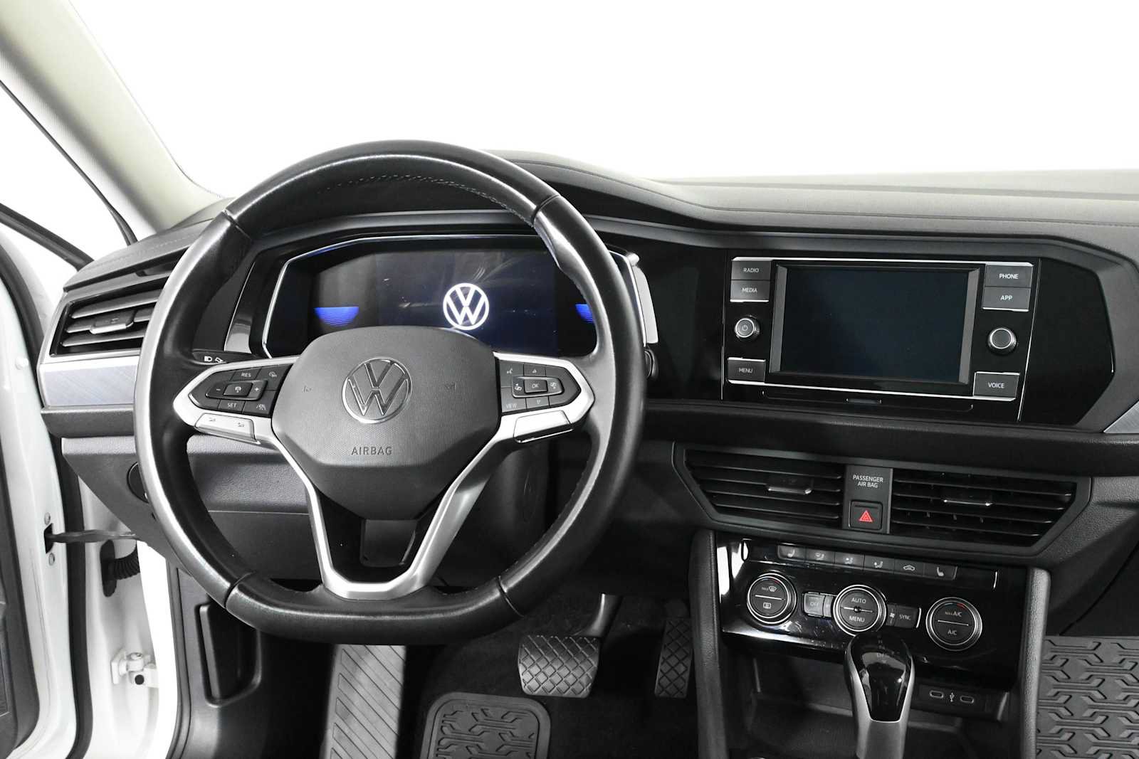 Certified 2023 Volkswagen Jetta SE w/ Panoramic Sunroof Package FWD image 3