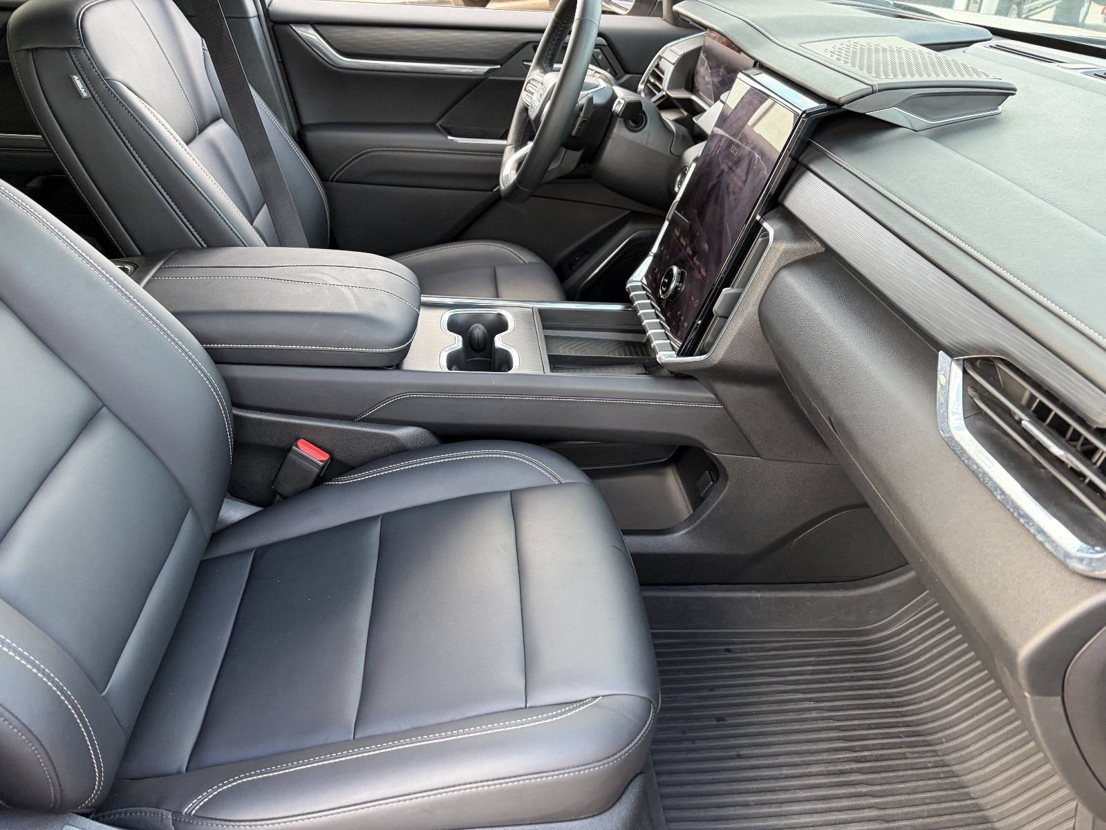 Certified 2025 GMC Acadia Elevation w/ Elevation Premium Package FWD image 12
