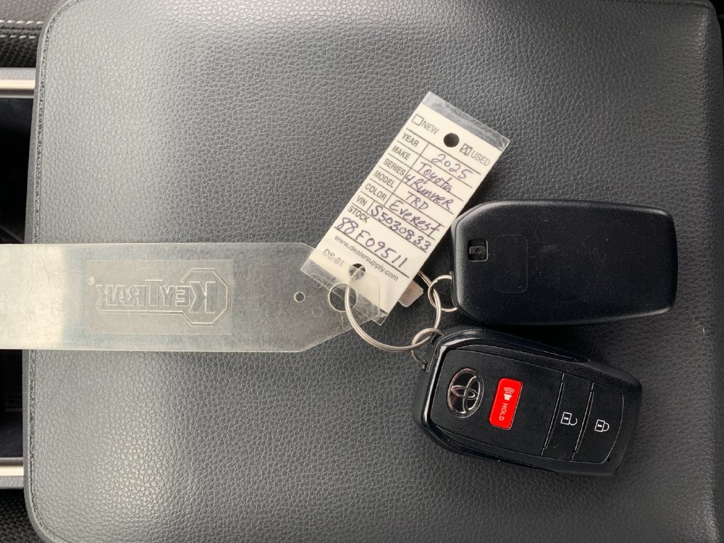 Used 2025 Toyota 4Runner TRD Off-Road AWD/4WD image 9