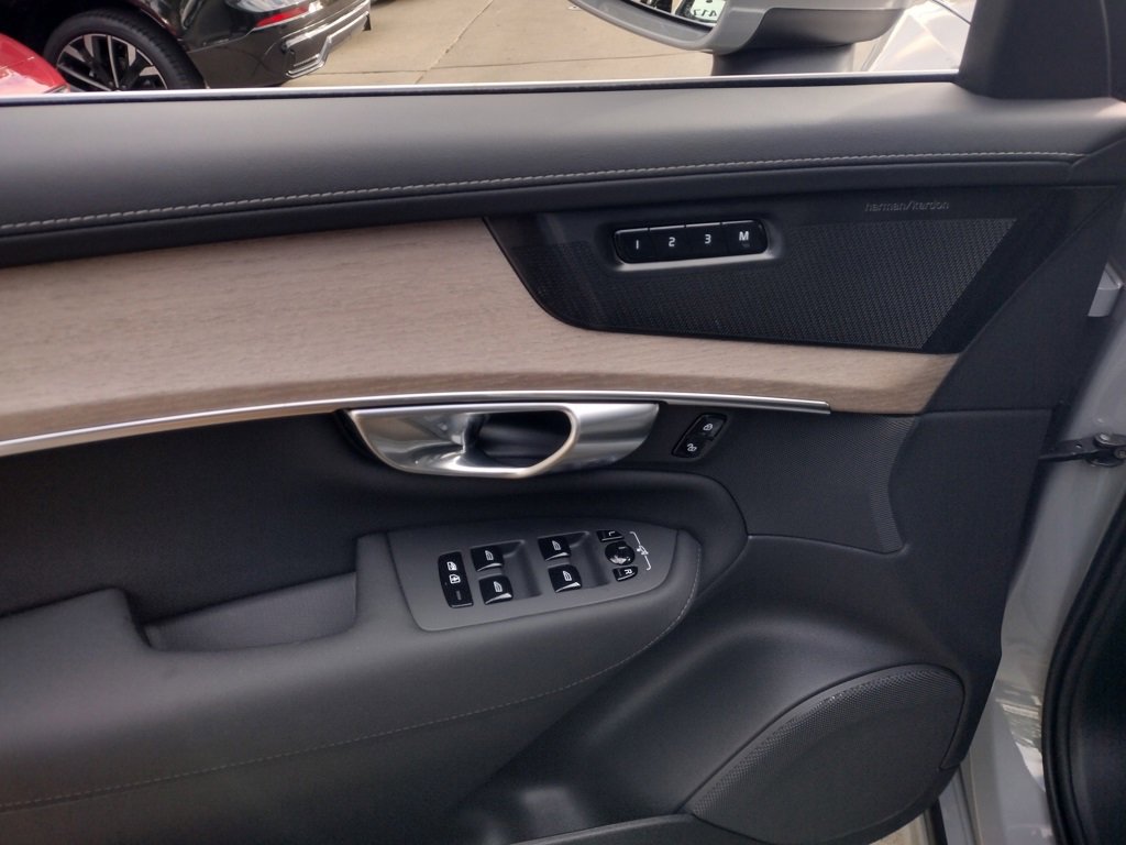 New 2026 Volvo XC90 B6 Plus w/ Protection Package Premier image 8