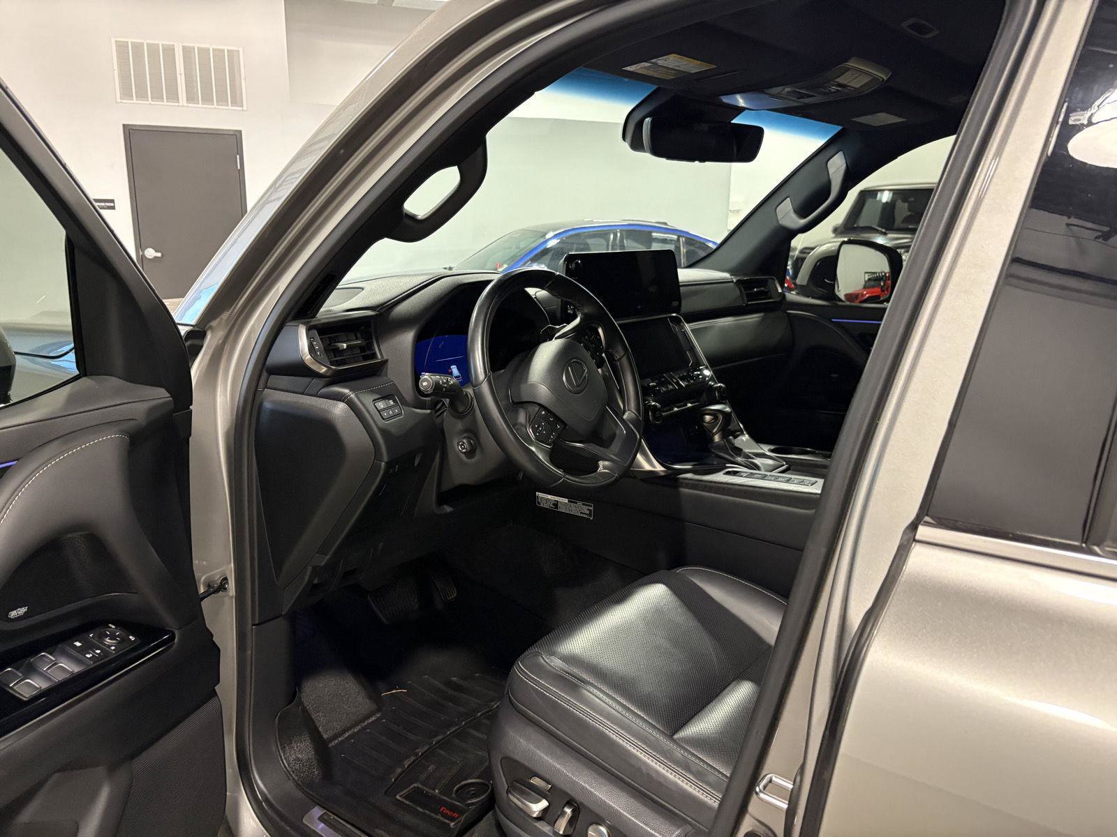 Used 2024 Lexus LX 600 4WD w/ Luxury Package image 10