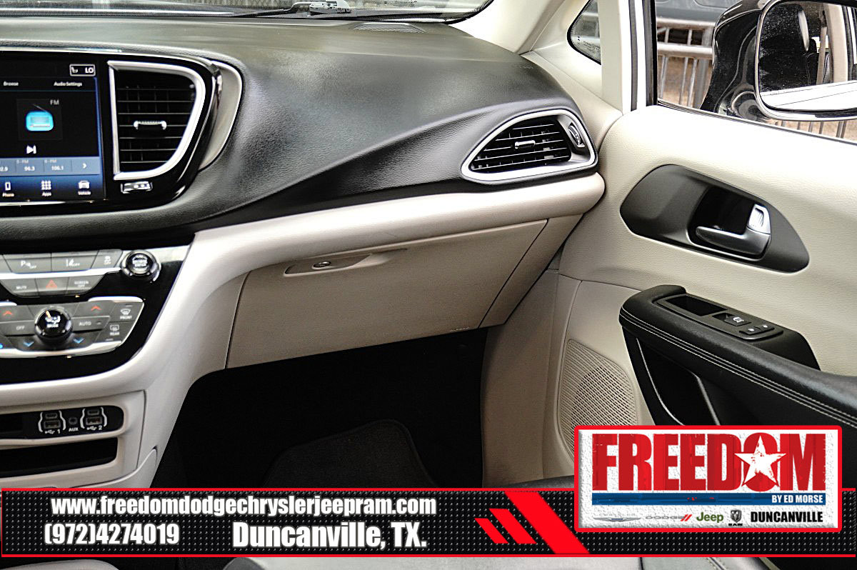 Used 2024 Chrysler Pacifica Touring-L FWD image 37