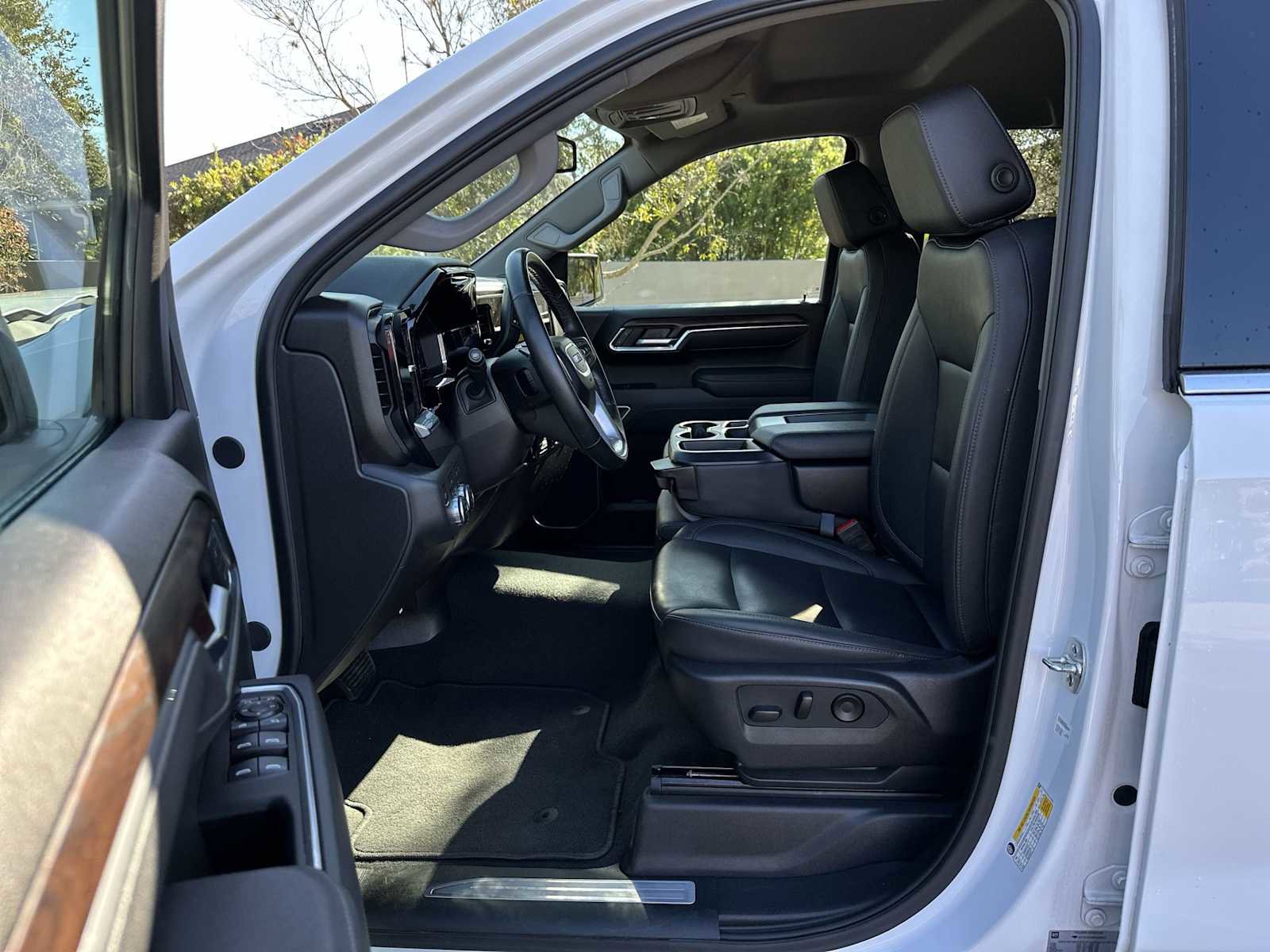 Certified 2025 GMC Sierra 1500 SLT image 2