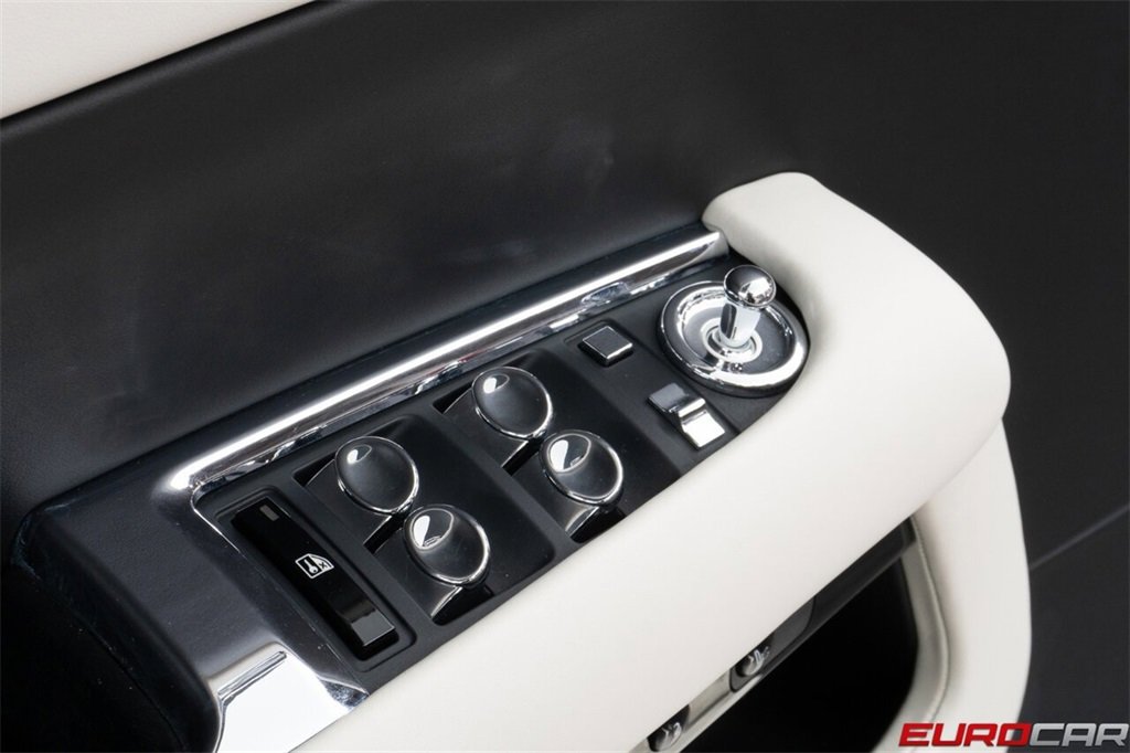 Used 2018 Rolls-Royce Dawn image 26