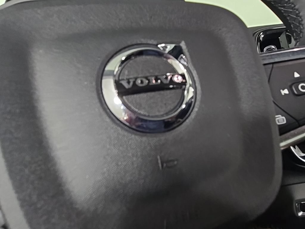 Certified 2025 Volvo XC40 B5 Plus AWD/4WD image 32