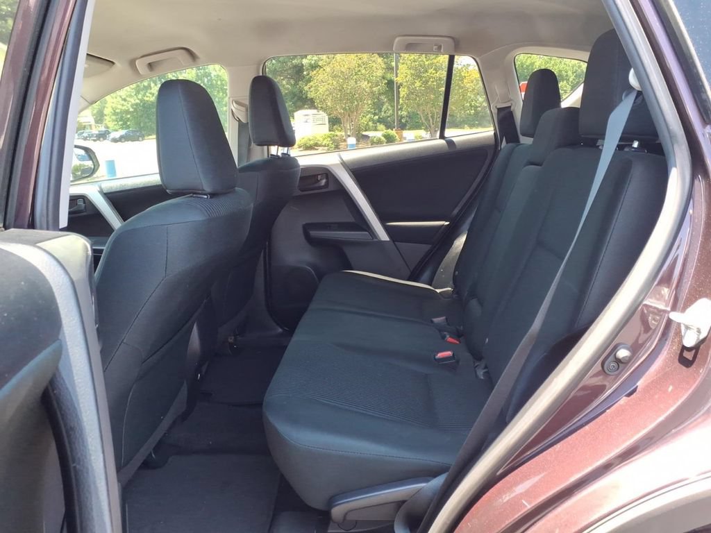 Used 2018 Toyota RAV4 LE FWD image 4