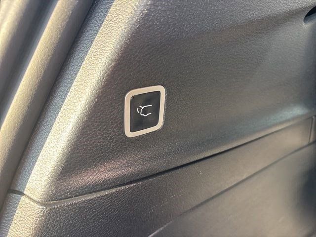 Used 2023 Chrysler Pacifica Limited w/ Uconnect Theater Family Group image 36