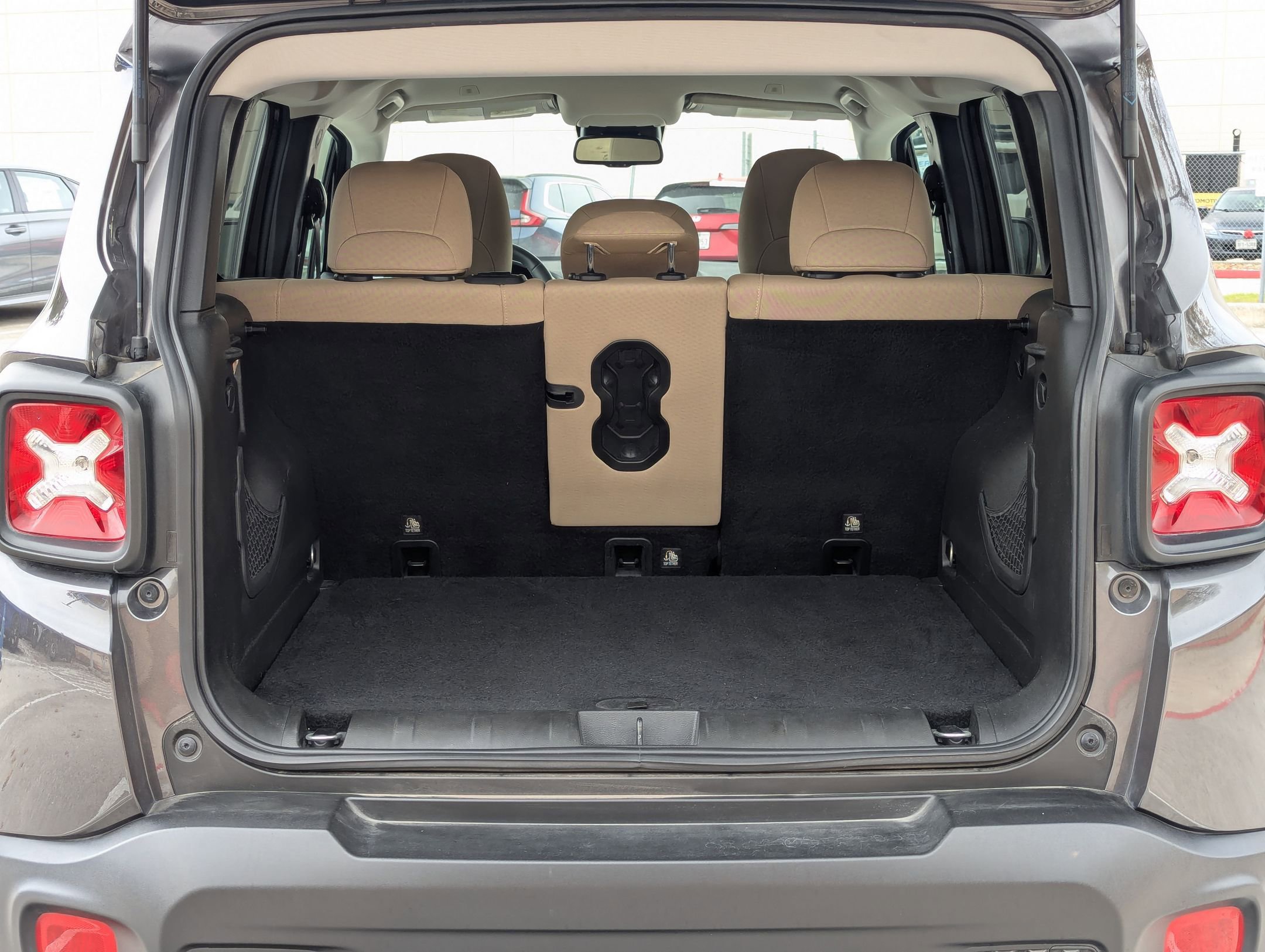 Used 2018 Jeep Renegade Latitude w/ Safety & Security Group image 18