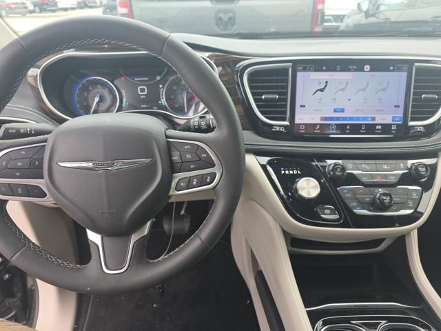 Used 2023 Chrysler Pacifica Limited FWD image 3