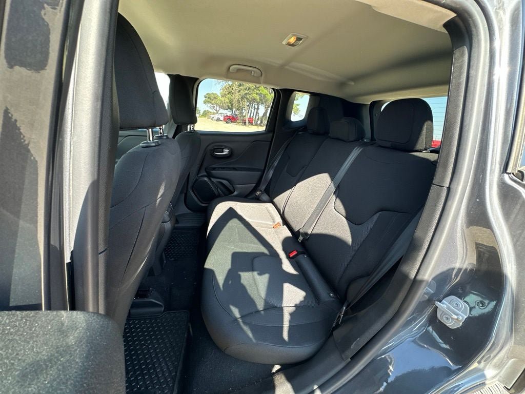 Used 2023 Jeep Renegade Latitude AWD/4WD image 17