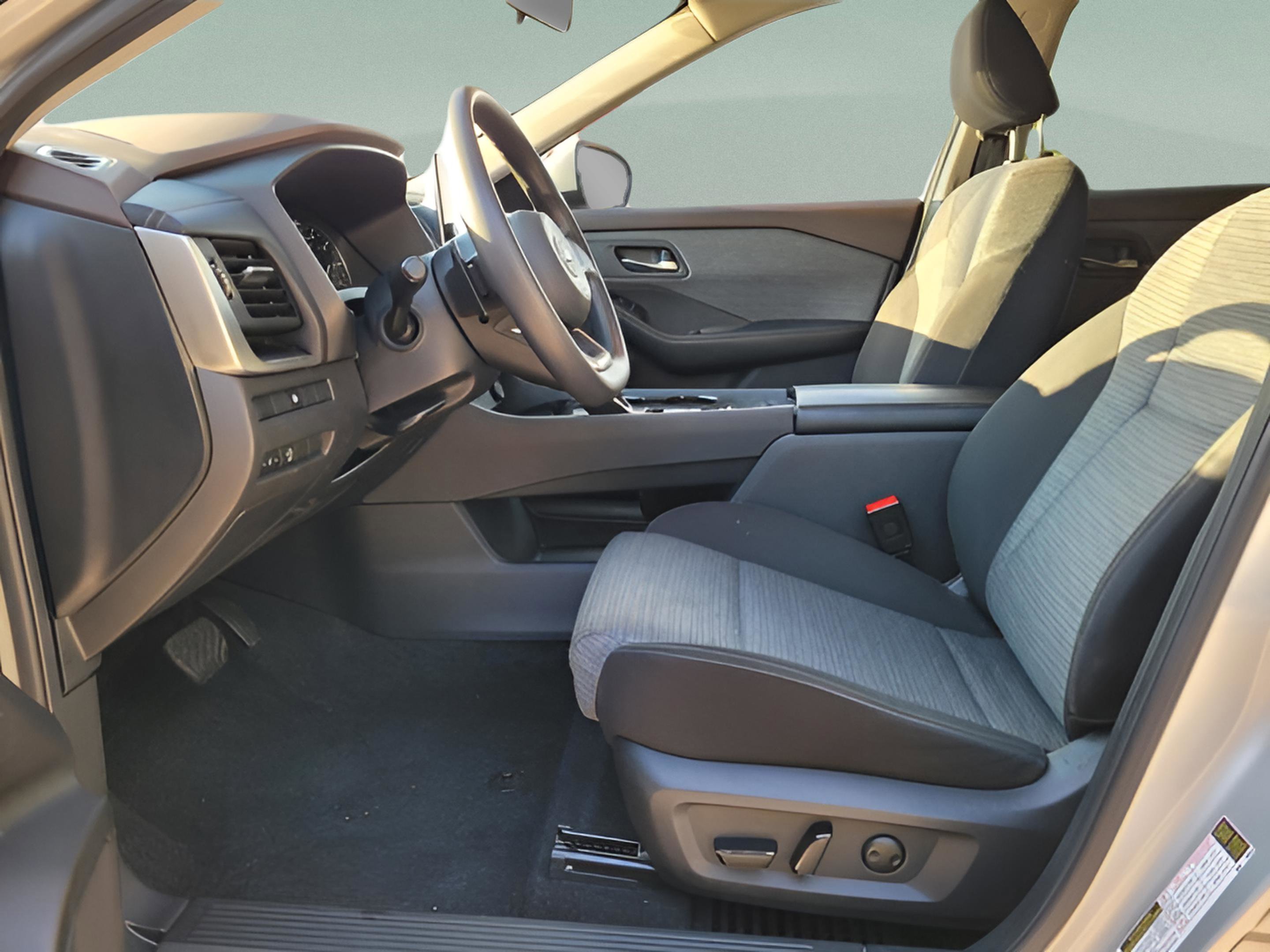 Used 2023 Nissan Rogue SV image 6