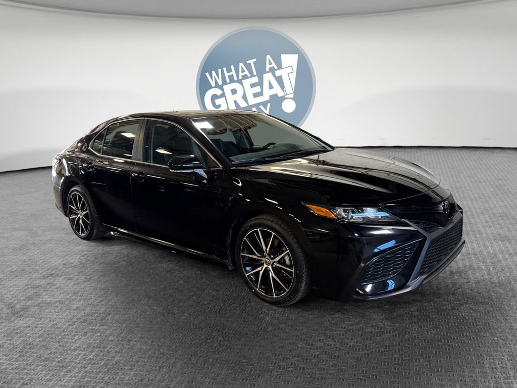 Used 2022 Toyota Camry SE w/ Cold Weather Package