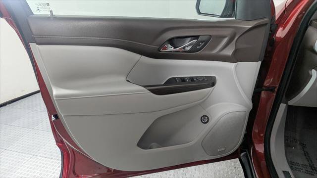 Used 2023 GMC Acadia SLT image 13