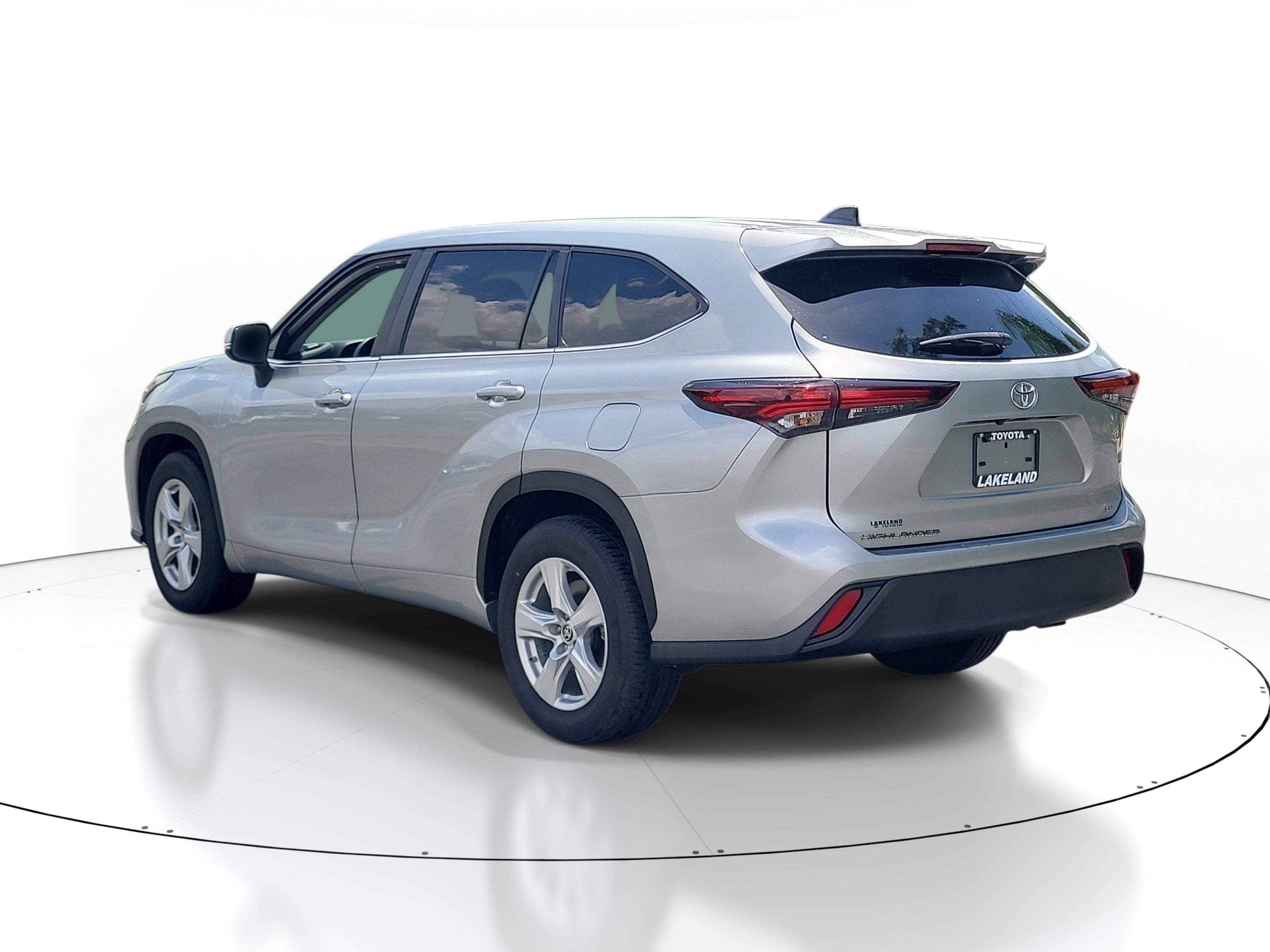 Used 2025 Toyota Highlander LE FWD image 5