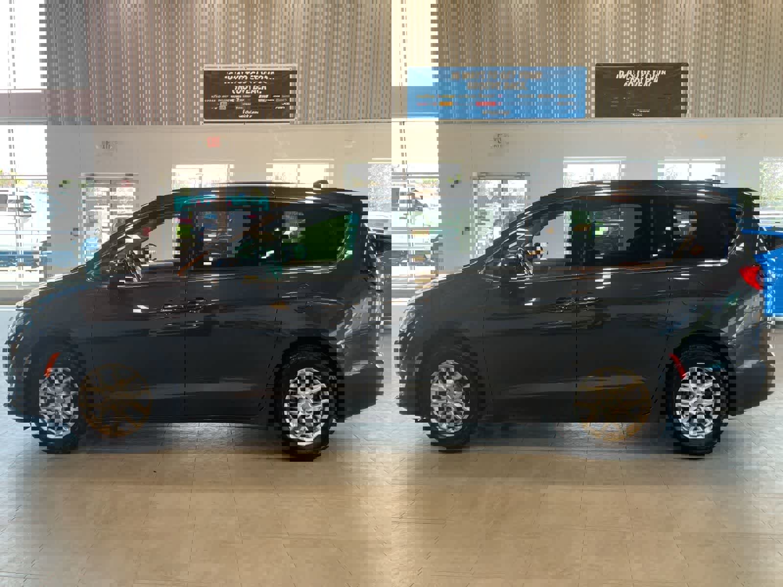 Used 2020 Chrysler Pacifica Touring w/ Cold Weather Group image 8