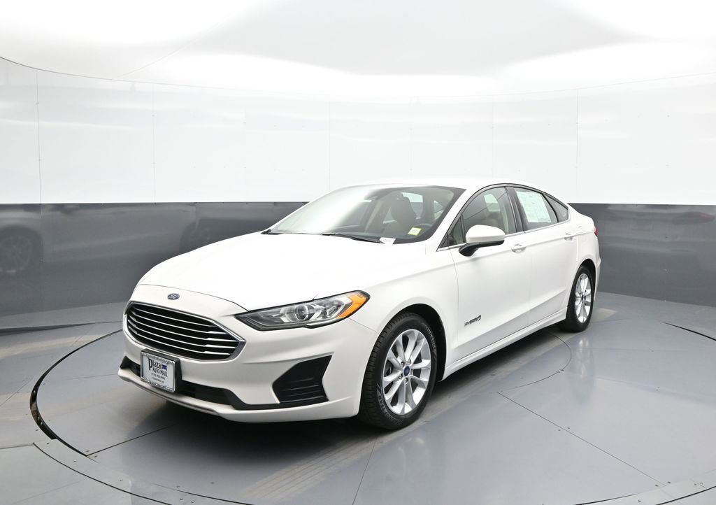 Used 2019 Ford Fusion SE FWD image 1