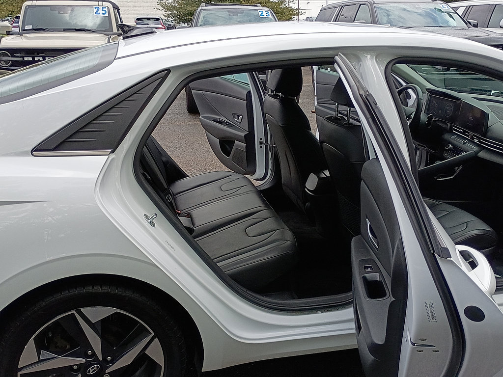Used 2022 Hyundai Elantra Limited FWD image 14