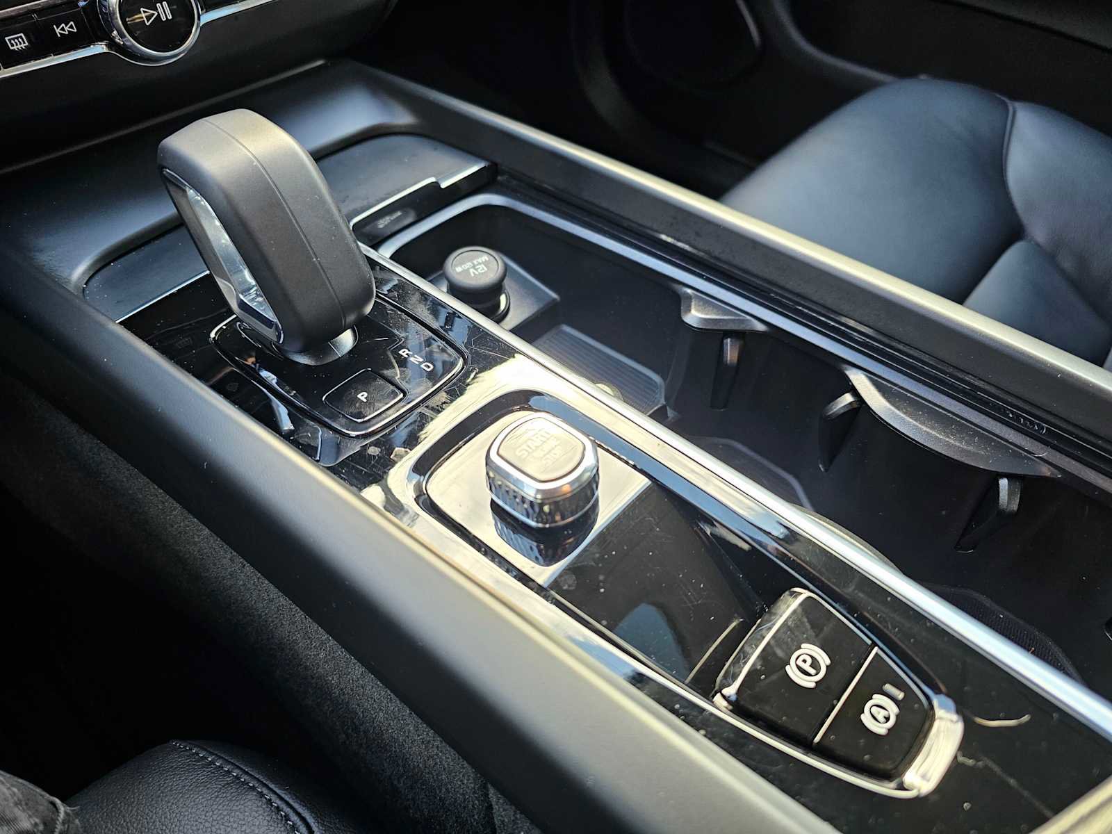 Used 2025 Volvo XC60 B5 Core w/ Protection Package Premier image 37