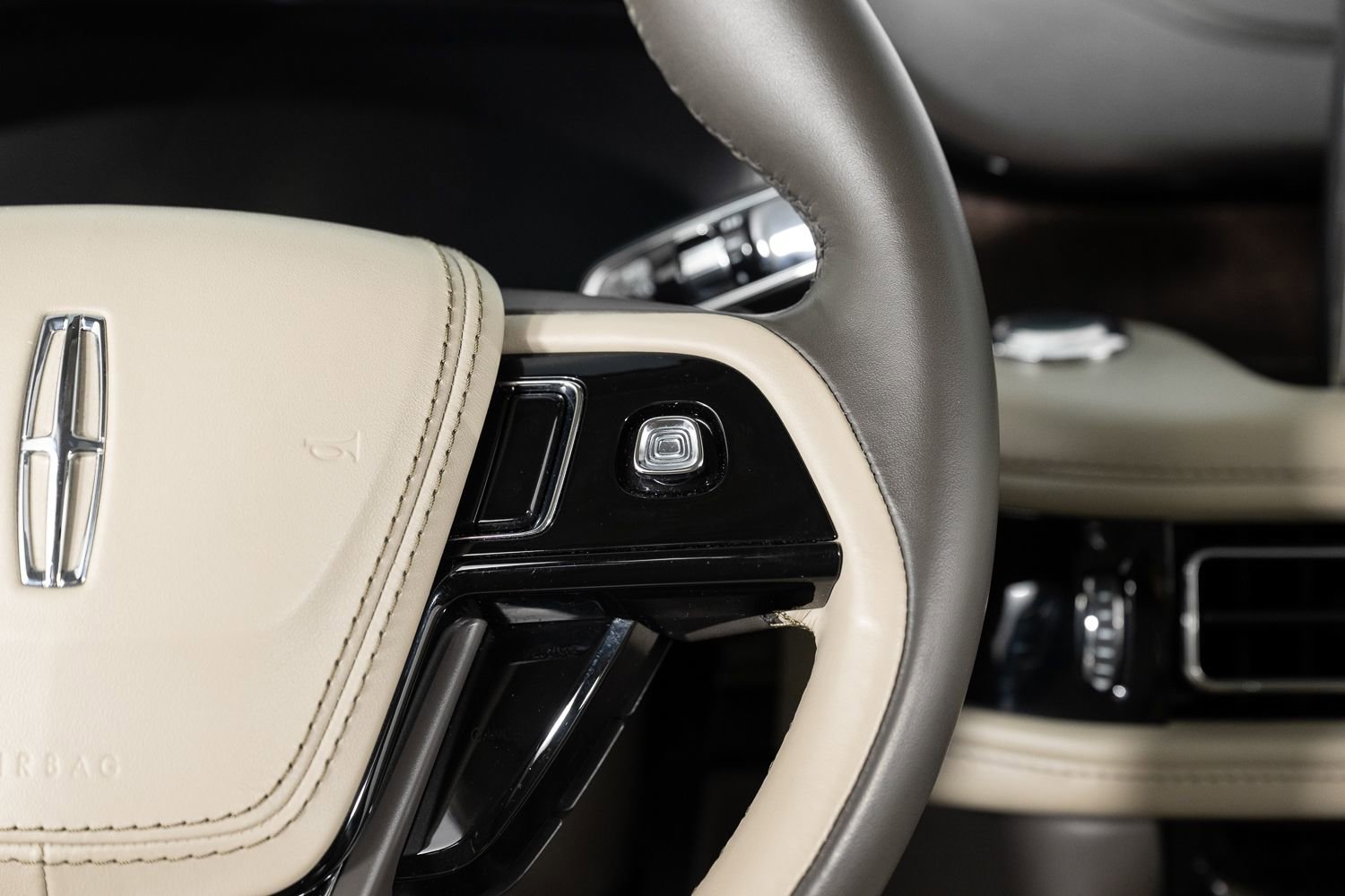 Used 2021 Lincoln Aviator Reserve w/ Class IV Trailer Tow Package image 34