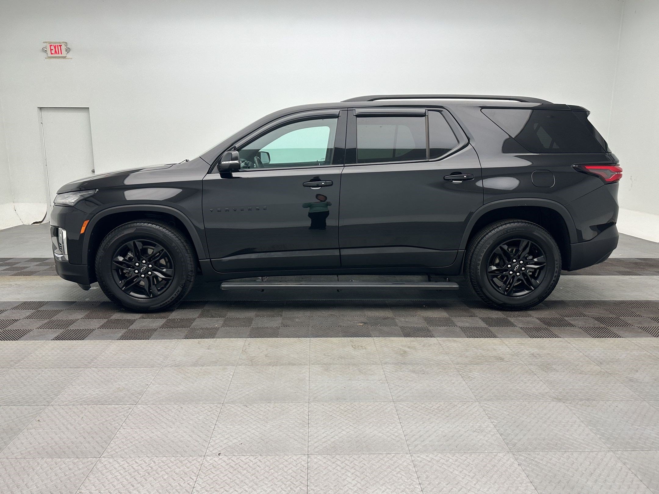 Used 2023 Chevrolet Traverse LT w/ Midnight/Sport Edition AWD/4WD image 2