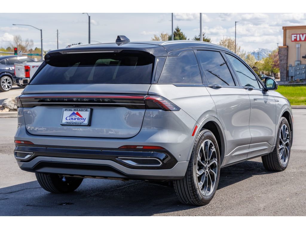 Used 2024 Lincoln Nautilus Reserve image 3