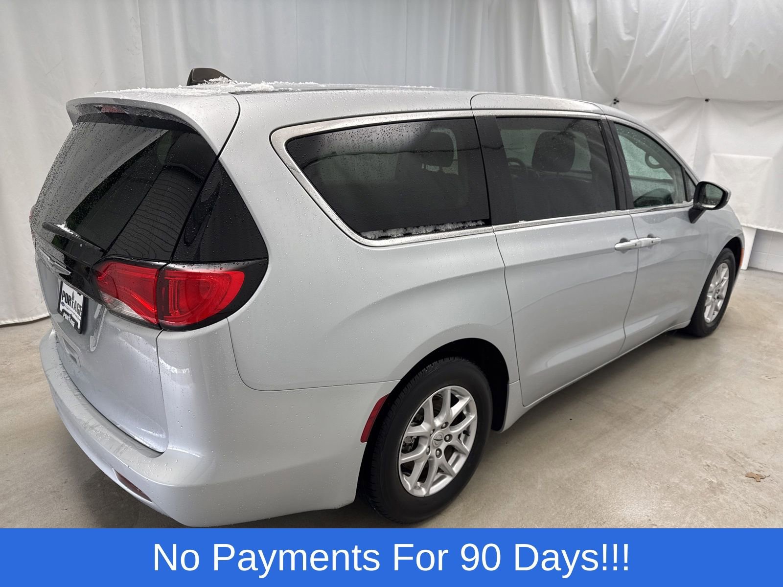 Used 2022 Chrysler Voyager LX image 3