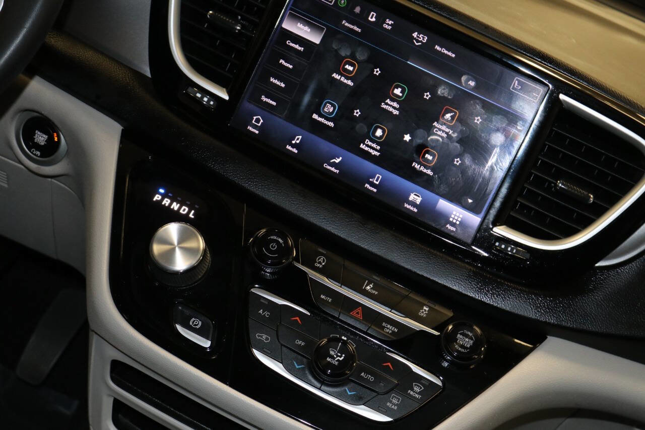 Used 2023 Chrysler Pacifica Touring-L image 34