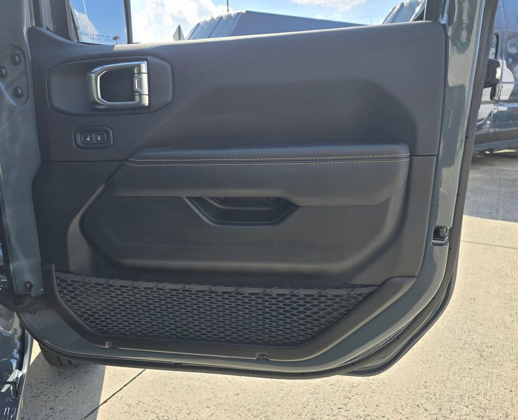 Used 2025 Jeep Wrangler Unlimited Sahara w/ Safety Group image 29