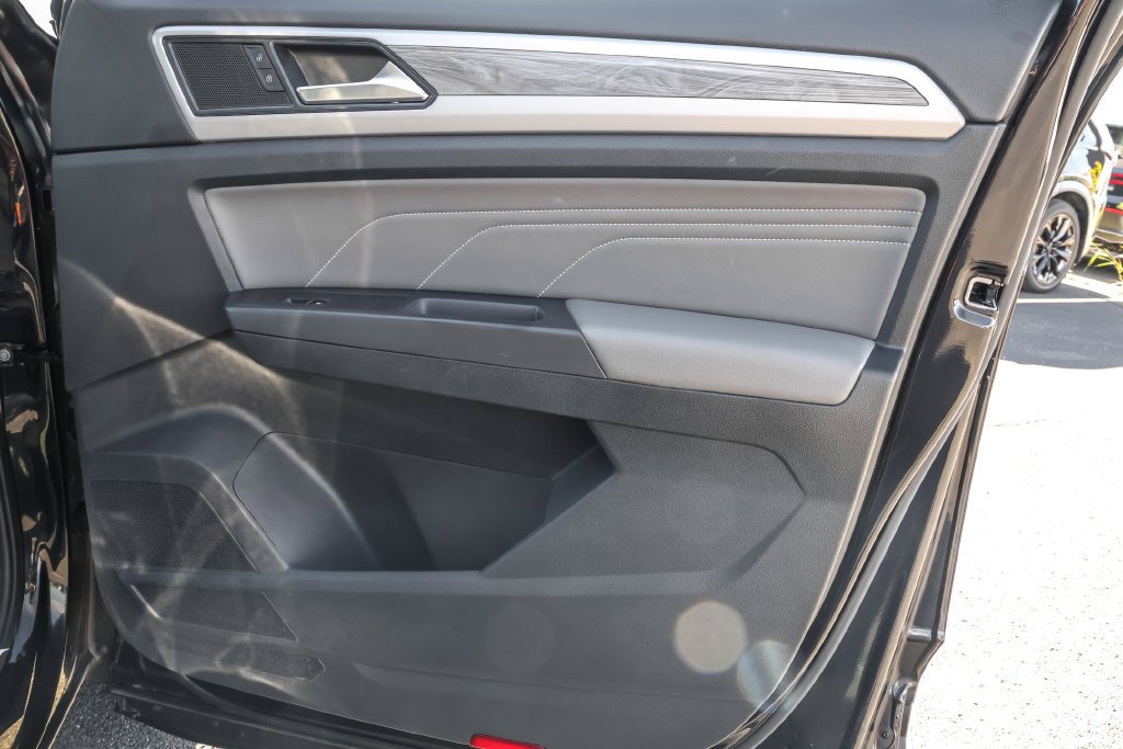 Certified 2023 Volkswagen Atlas Cross Sport SE w/ Panoramic Sunroof Package AWD/4WD image 40