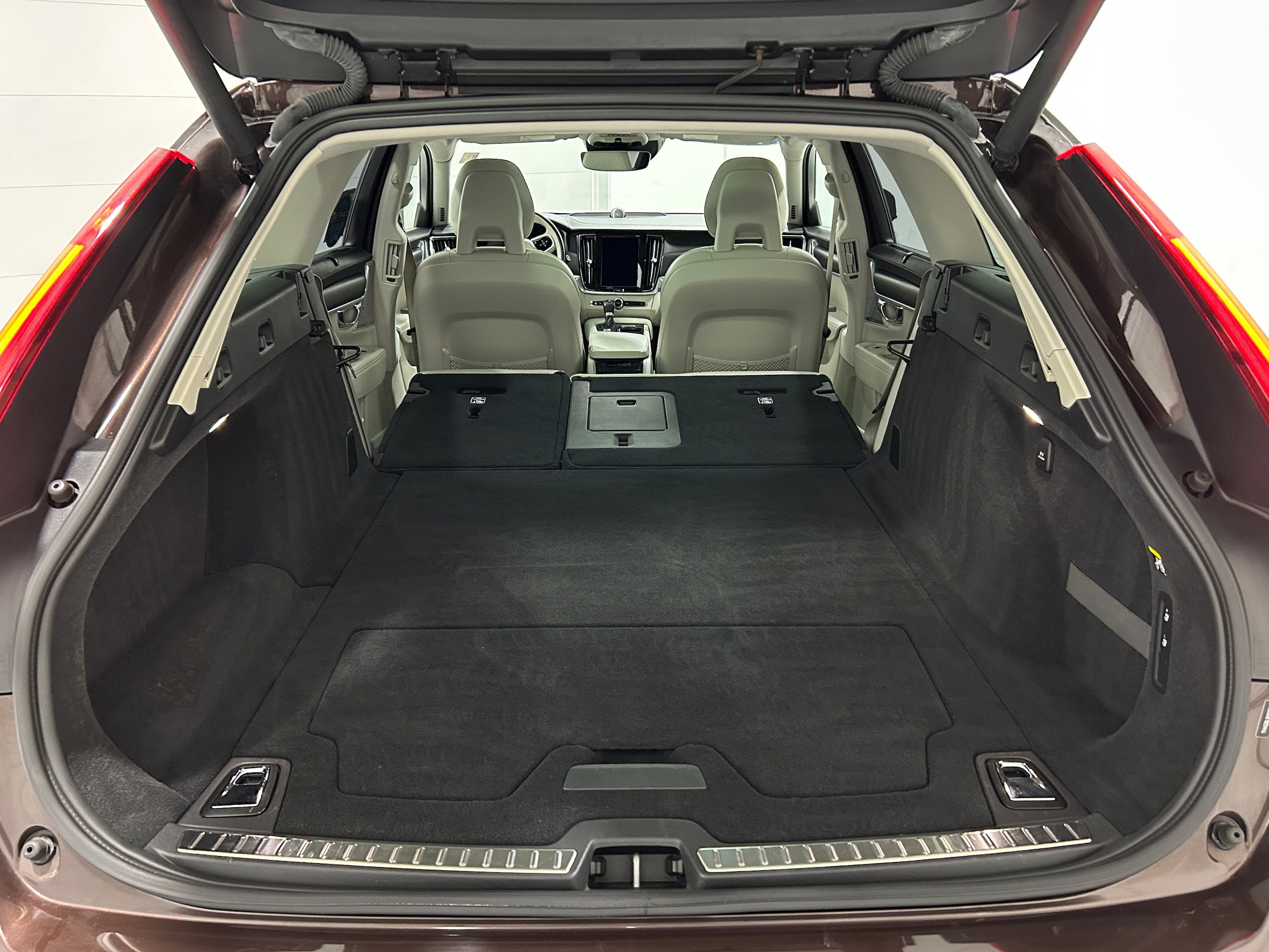 Used 2017 Volvo V90 T6 Cross Country image 34