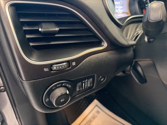 Used 2022 Jeep Cherokee Trailhawk w/ Comfort/Convenience Group image 16