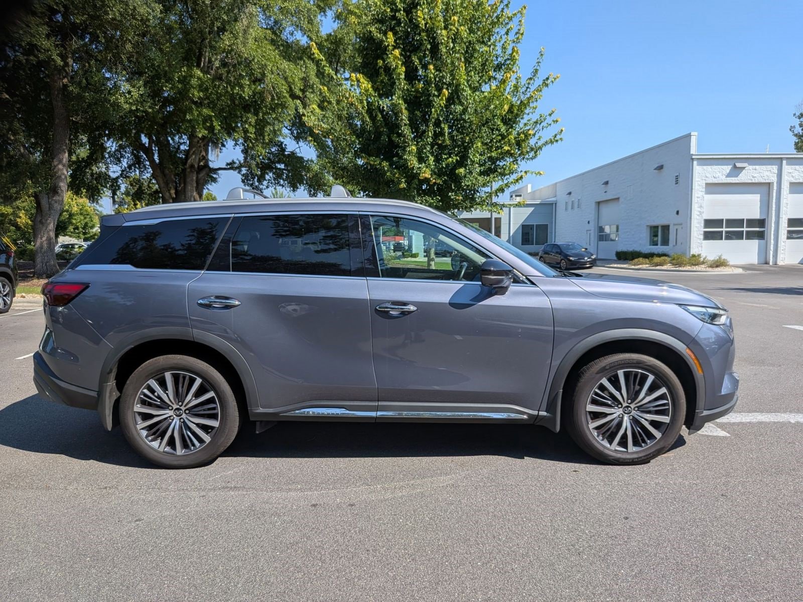 Used 2023 INFINITI QX60 Sensory w/ Vision Package image 2
